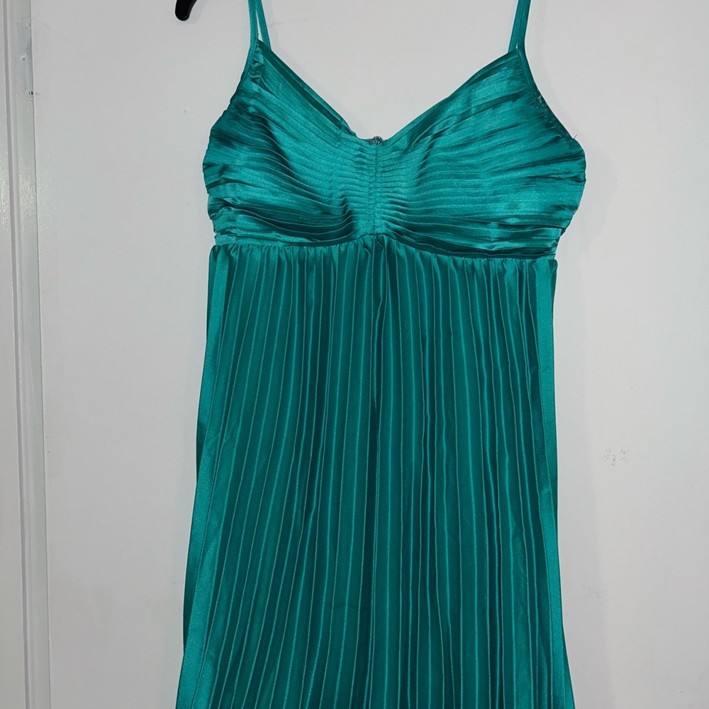 Formal Dress - Picture 2 of 6